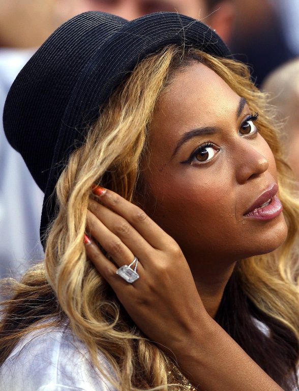 Beyonce flashes her emerald-cut diamond engagement ring