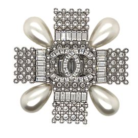 CHANEL - 18P CC Cross Strass / Faux Pearl Brooch - Spring Act 1