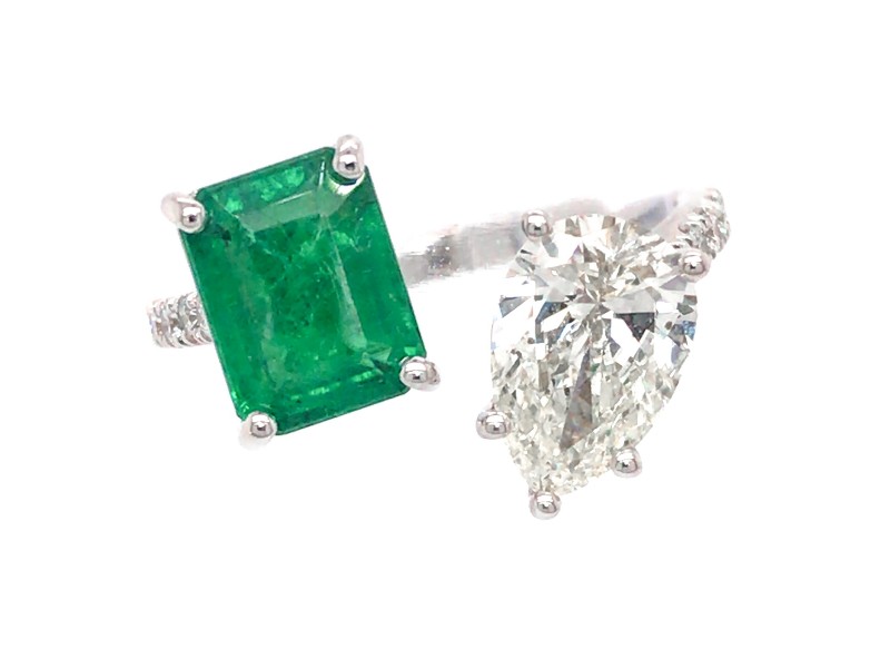 18k White Gold Pear Shaped Diamond and Emerald Ring