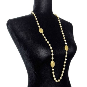 Chanel pearl necklace w/ gold medallion - Vintage Lux