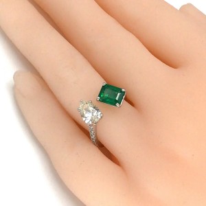 18k White Gold Pear Shaped Diamond and Emerald Ring