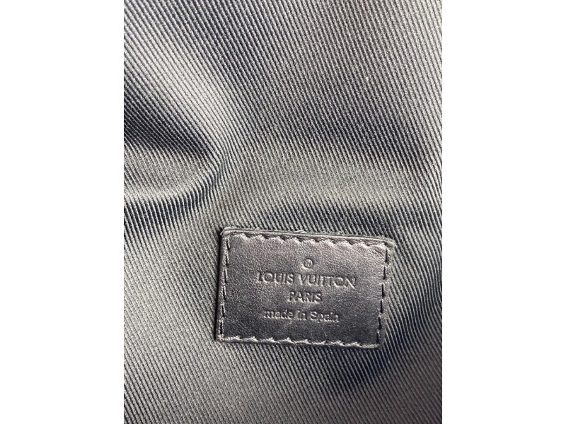 LOUIS VUITTON LV路易威登新款免稅版M60502 M63144公仔刺繡口袋錢夾卡包口袋錢夾由Damier Graphite  Pixel塗層帆布製成，以圖元
